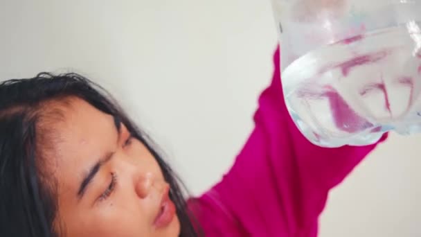 아시아의 여성은 그녀의 친구들에 괴롭힘을 때문에 무생물 개체에 이야기하는 자신에게 — 비디오