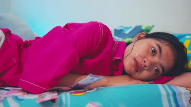 Üzgün Endişeyle Dolu Asyalı Bir Kadın Sabah Yere Saçılmış Parayla — Stok video