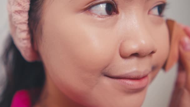 브러시와 분말과 립스틱으로 그녀의 메이크업을 아시아 — 비디오