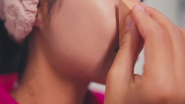 Piękna Azjatka Robi Makijaż Jak Eyeliner Czerwona Szminka Jej Twarzy — Wideo stockowe