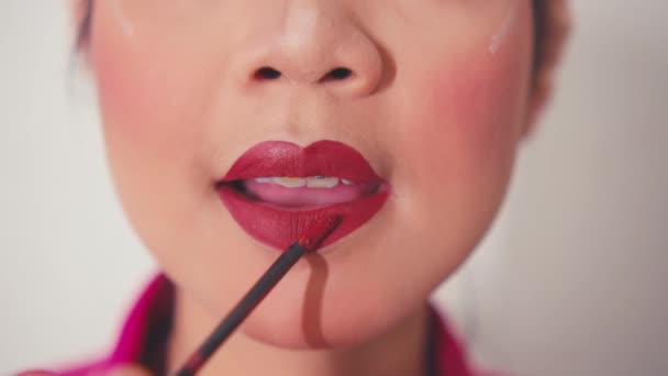 Beautiful Asian Woman Doing Makeup Eyeliner Red Lipstick Her Face — Stock Video