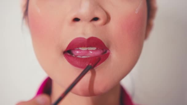 Uma Mulher Asiática Fazendo Sua Maquiagem Com Escova Batom Frente — Vídeo de Stock