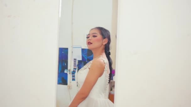 Uma Mulher Asiática Está Tentando Vestido Noiva Frente Espelho Para — Vídeo de Stock