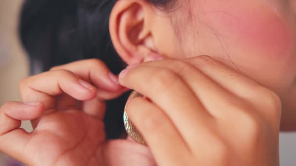 Asyalı Bir Kadın Gece Aynanın Karşısında Giyinirken Kulaklarına Pahalı Altın — Stok video