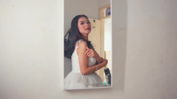 Азиатка Примеряет Свадебное Платье Перед Зеркалом Своей Свадьбы Полдень — стоковое видео