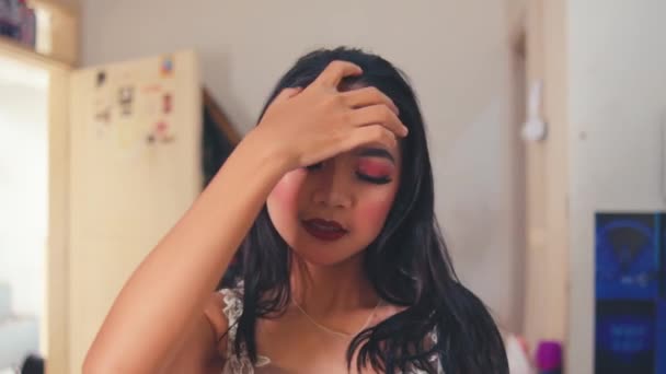 Een Mooie Aziatische Vrouw Doet Make Als Eyeliner Rode Lippenstift — Stockvideo