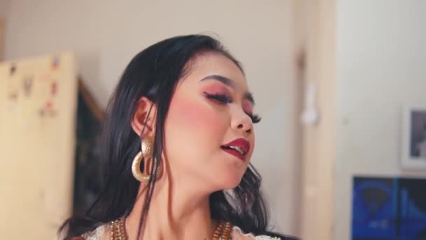 Een Mooie Aziatische Vrouw Doet Make Als Eyeliner Rode Lippenstift — Stockvideo