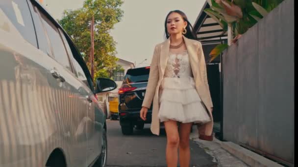 Eine Asiatin Jacke Und Brauner Tasche Fährt Tagsüber Eile Auto — Stockvideo