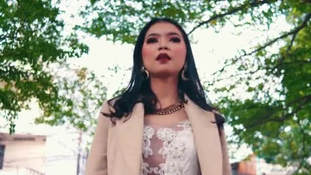 Een Elegante Aziatische Vrouw Met Gouden Oorbellen Make Lopen Kijken — Stockvideo