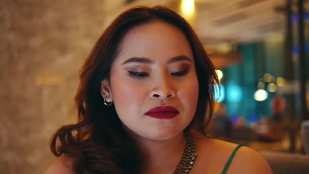 Eine Asiatin Mit Wütendem Gesicht Und Abneigung Wenn Sie Nachts — Stockvideo