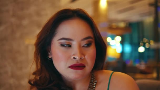 一个亚洲女人 当她晚上在酒店大堂看到某人时 她满脸怒容 很不喜欢 — 图库视频影像