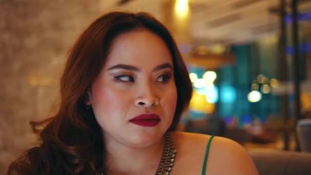 Asijská Žena Rozzlobeným Obličejem Nelibostí Když Noci Vidí Někoho Hotelové — Stock video