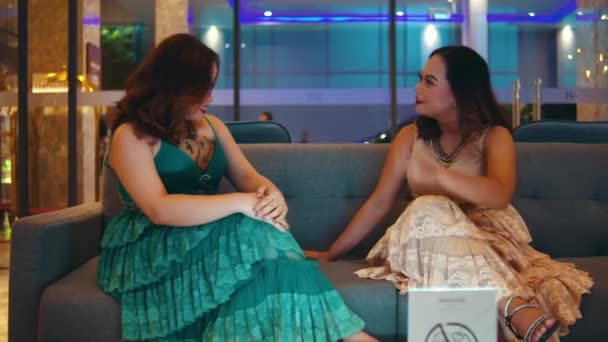 Dos Mujeres Asiáticas Chismorreando Una Silla Hotel Con Caras Animadas — Vídeo de stock