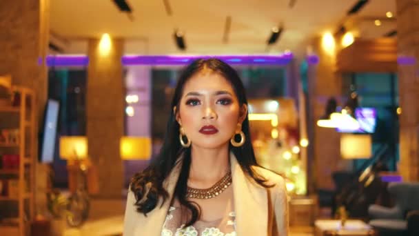 Une Femme Asiatique Glamour Promène Dans Hôtel Cher Avec Une — Video