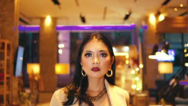 Glamorös Asiatisk Kvinna Går Ett Dyrt Hotell Med Stort Självförtroende — Stockvideo
