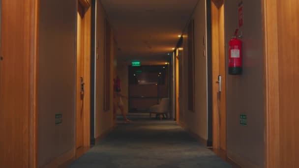 Návštěvník Hotelu Kráčí Chodbou Plnou Žlutých Světel Hledá Noci Pokoj — Stock video
