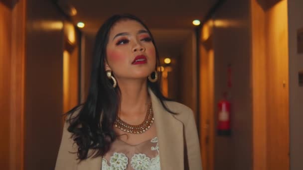 Very Beautiful Asian Woman Walking Hotel Hallway Looking Room Night — Stock Video