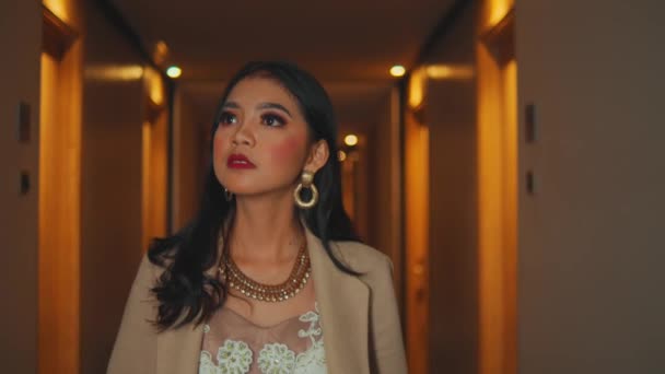 Une Très Belle Femme Asiatique Marchait Dans Couloir Hôtel Recherche — Video