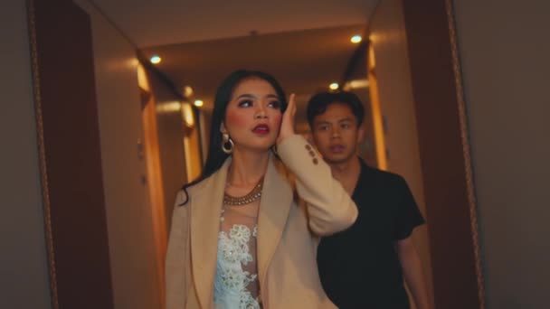 Sekelompok Wanita Malam Berjalan Lorong Hotel Sebelum Memasuki Klub Malam — Stok Video