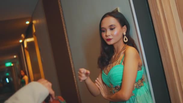 Sekelompok Wanita Malam Berjalan Lorong Hotel Sebelum Memasuki Klub Malam — Stok Video