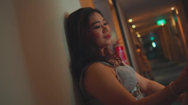 Het Asiatisk Kvinna Som Går Med Sin Pojkvän Hotellkorridor Natten — Stockvideo