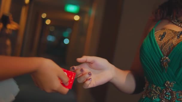 夜のホテルの廊下で彼女のボーイフレンドと歩いている熱いアジアの女性 — ストック動画