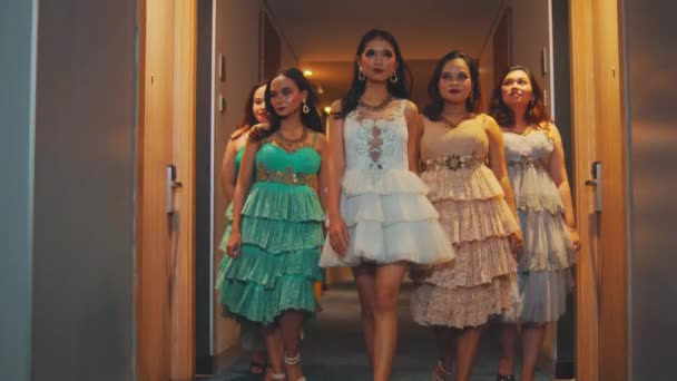 Grupo Mulheres Asiáticas Sexy Usar Vestidos Andar Juntos Corredor Hotel — Vídeo de Stock