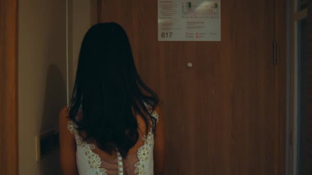 Красивая Азиатская Женщина Ходила Коридору Отеля Поисках Комнаты Ночь — стоковое видео