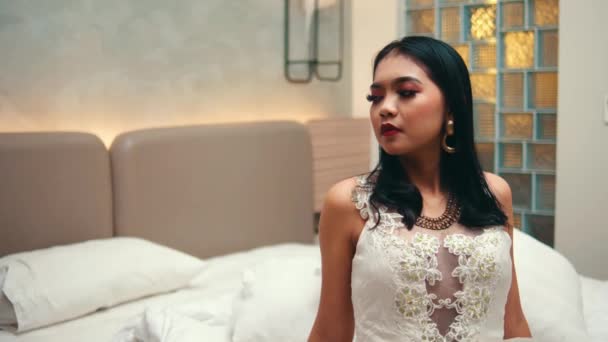 Азіатська Жінка Білій Сукні Сидить Ліжку Виглядає Саркастично Свого Хлопця — стокове відео