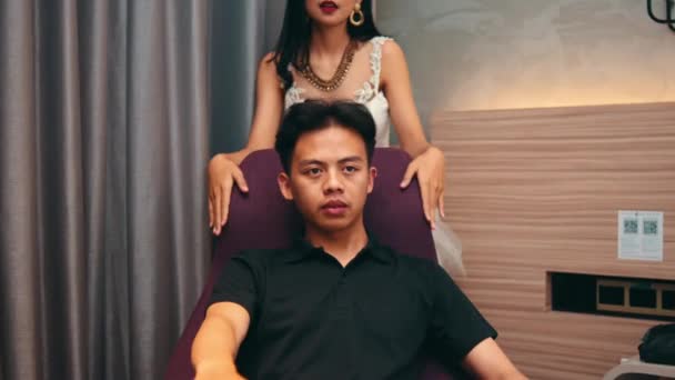 Горячая Азиатка Ощупывается Соблазняется Целуясь Своим Парнем Отеле Ночью — стоковое видео
