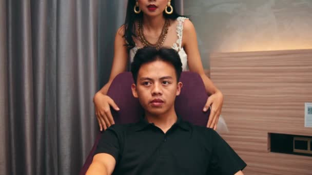 Egy Dögös Ázsiai Nőt Tapiznak Elcsábítanak Miközben Smárolnak Barátjával Egy — Stock videók