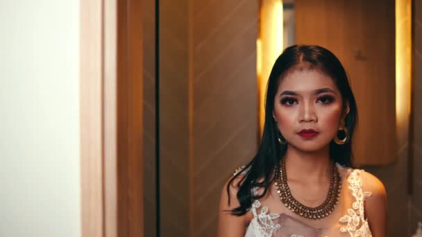 Eine Asiatin Legt Nach Dem Duschen Einem Luxuriösen Hotelzimmer Morgens — Stockvideo