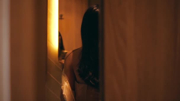Asyalı Bir Kadın Geceleri Bir Otel Odasında Banyo Aynasının Önünde — Stok video