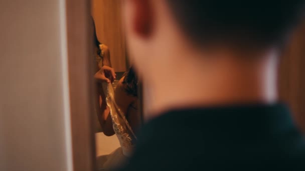 Азіатський Чоловік Шпигує Своєю Дівчиною Перебуваючи Ванній Кімнаті Вночі — стокове відео