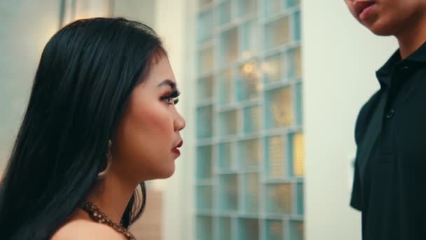 Азіатський Чоловік Фліртує Цілує Свою Дівчину Дуже Пристрасно Перебуваючи Готельному — стокове відео