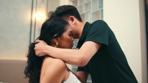 Ein Asiatischer Mann Flirtet Und Küsst Seine Freundin Nachts Einem — Stockvideo