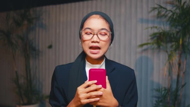 Seorang Wanita Asia Bandanna Dan Kacamata Berbicara Dengan Kamera Dengan — Stok Video