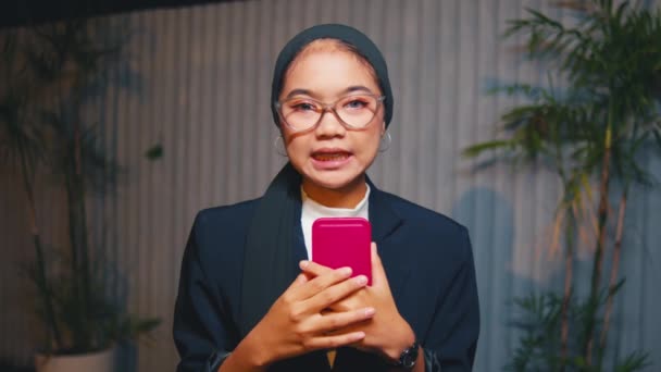 Asijská Žena Šátku Brýle Mluví Kamery Rostlinou Noci — Stock video