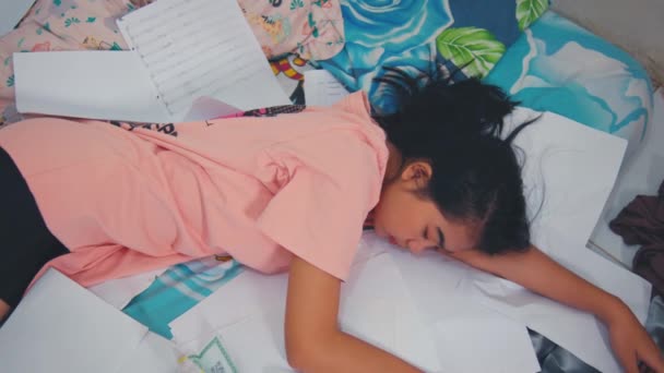 Asyalı Bir Kadın Sabahları Odasına Dağılmış Kıyafetlerle Dolu Bir Yatakta — Stok video