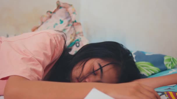 Una Mujer Asiática Despierta Del Sueño Muy Somnolienta Mañana — Vídeos de Stock