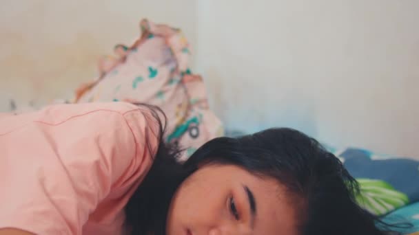 Uma Mulher Asiática Acorda Sono Muito Sonolento Pela Manhã — Vídeo de Stock