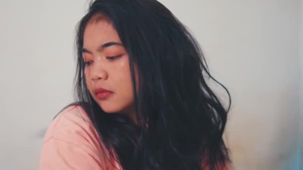 Une Femme Asiatique Dans Une Robe Rose Semble Très Stressée — Video