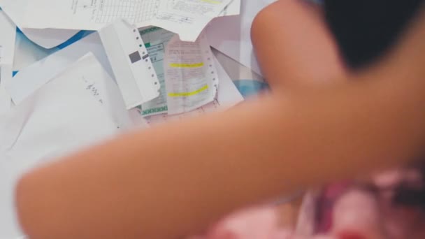 Egy Stresszes Arcú Ázsiai Aki Napközben Takarítja Papírhulladékot Szobájában — Stock videók
