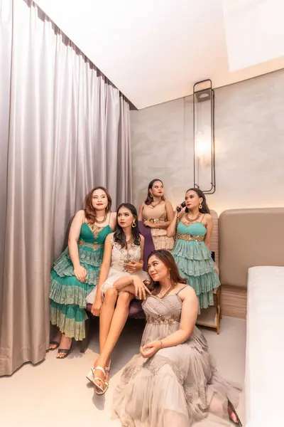 Grupo Mujeres Asiáticas Ropa Glamorosa Lujosa Sientan Sofá Con Sus — Foto de Stock