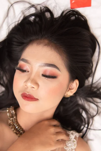 Asijská Žena Krásným Make Spí Bílé Posteli Zatímco Sobě Šaty — Stock fotografie