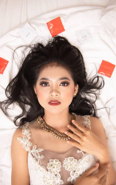Asijská Žena Krásným Make Spí Bílé Posteli Zatímco Sobě Šaty — Stock fotografie