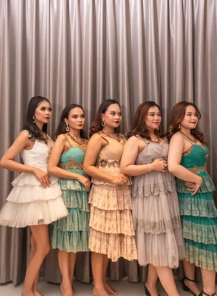 Группа Азиатских Женщин Стоит Перед Шторами Роскошного Отеля Надевая Платья — стоковое фото