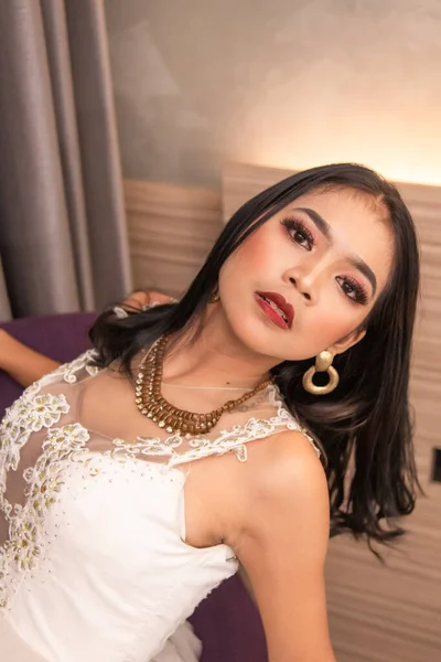 Une Femme Asiatique Dans Une Robe Blanche Sexy Pose Sur — Photo