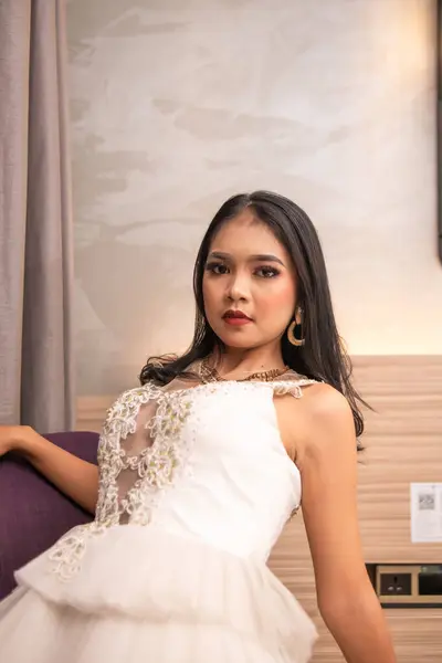 Seorang Wanita Asia Dengan Gaun Putih Seksi Berpose Sofa Ungu — Stok Foto