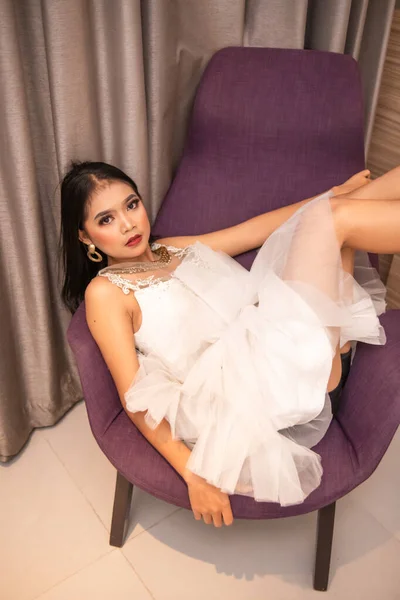 Seorang Wanita Asia Dengan Gaun Putih Seksi Berbaring Sofa Dengan — Stok Foto